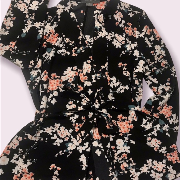 🌟SALE 2/$10.00‼️ Suzy Shier Women’s Black/Floral Blouse / Belted Waist size M - Picture 2 of 9